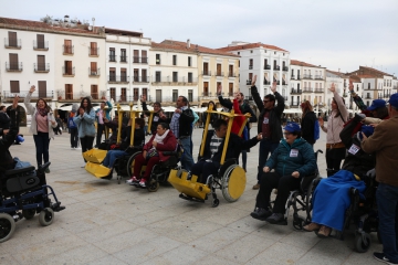 Usuarios de Cocemfe Cáceres en la plaza mayor con motivo de la V Marcha solidaria.